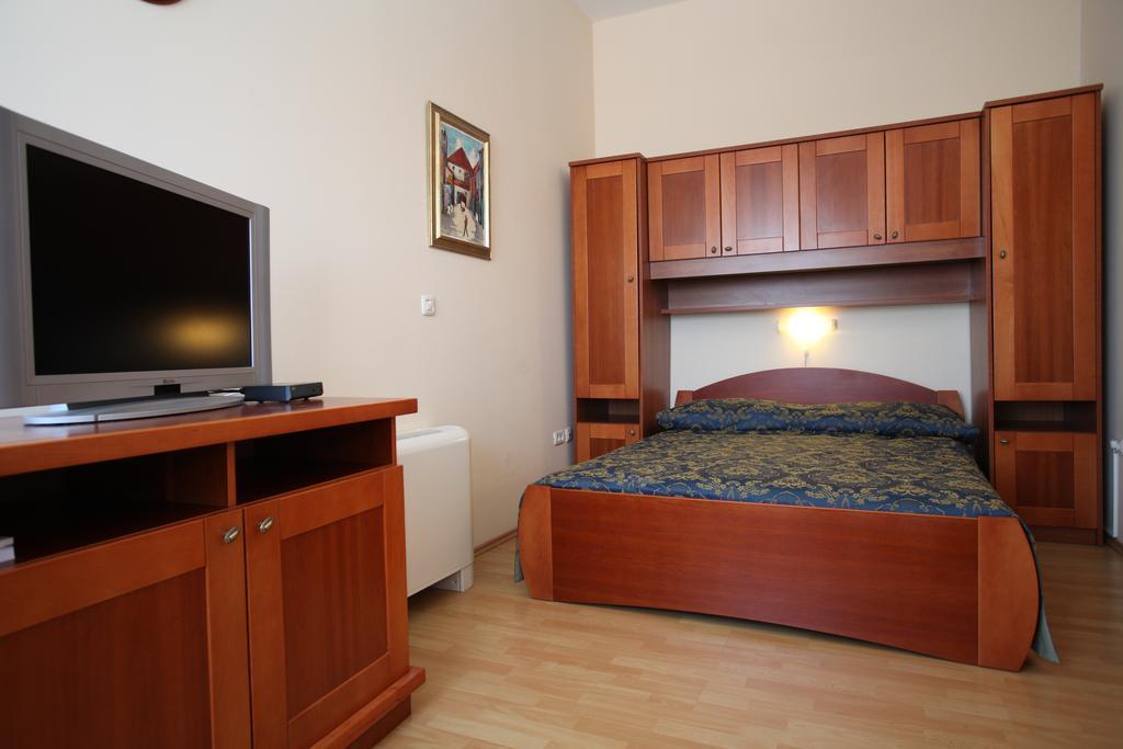 Studio Apartmani Bijeli Delfin Biograd Na Moru Habitación foto