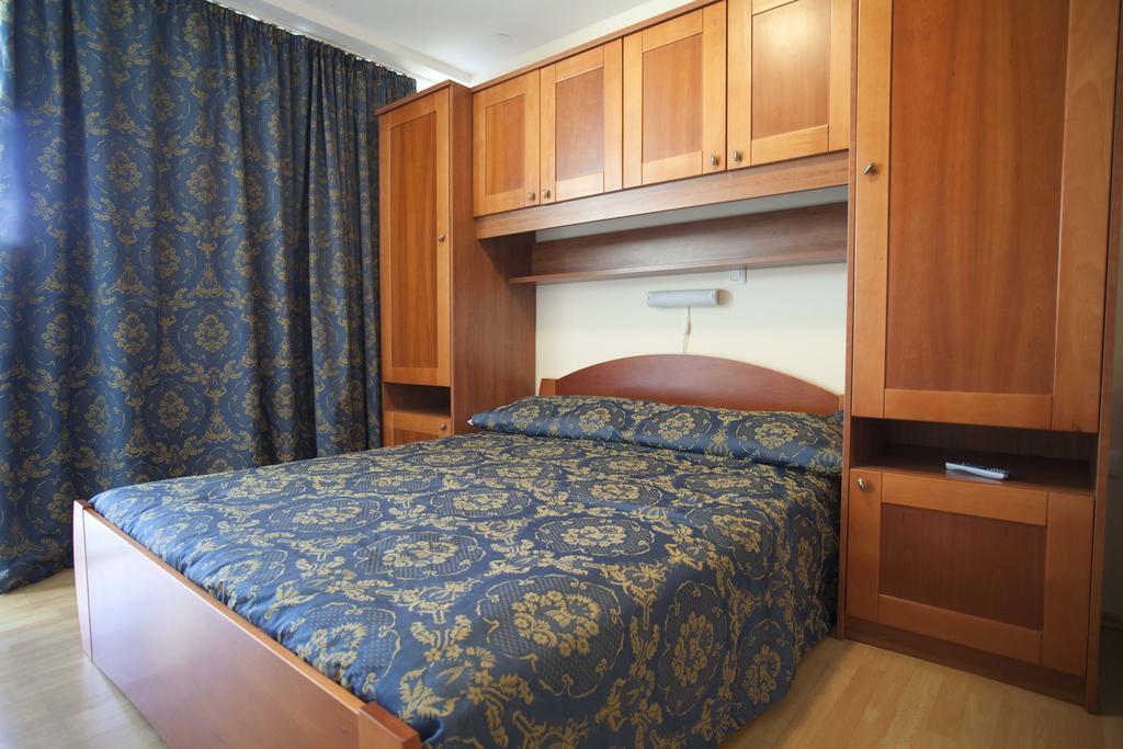 Studio Apartmani Bijeli Delfin Biograd Na Moru Habitación foto