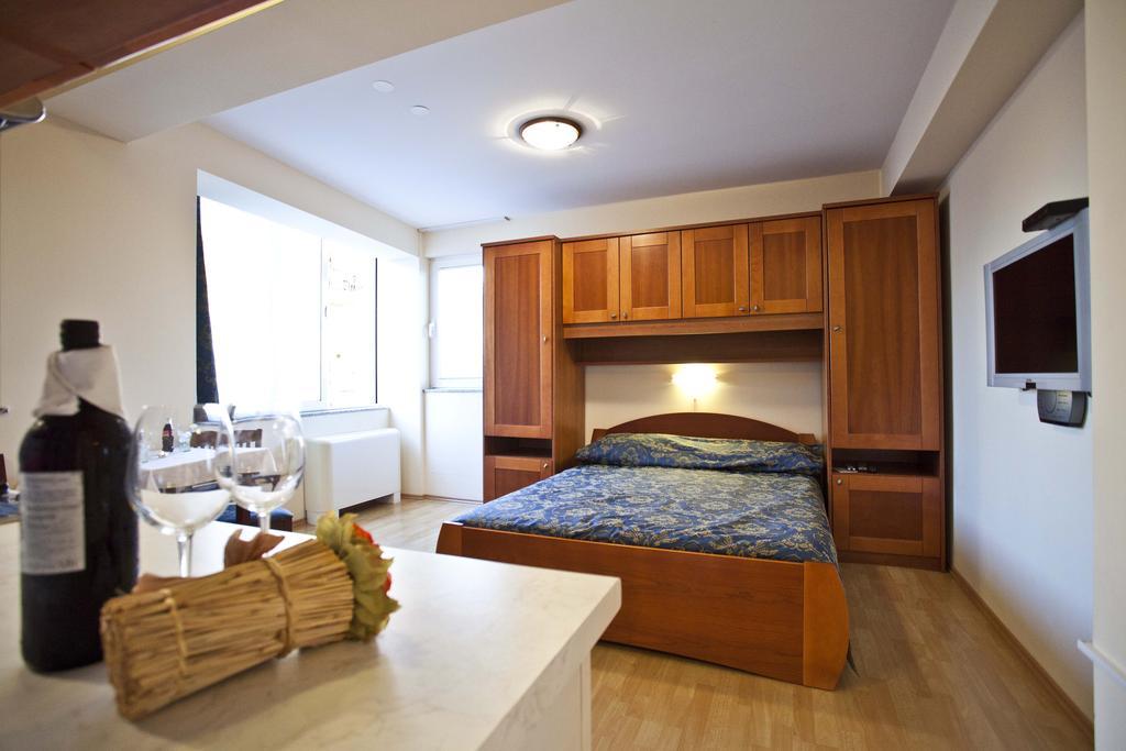Studio Apartmani Bijeli Delfin Biograd Na Moru Habitación foto