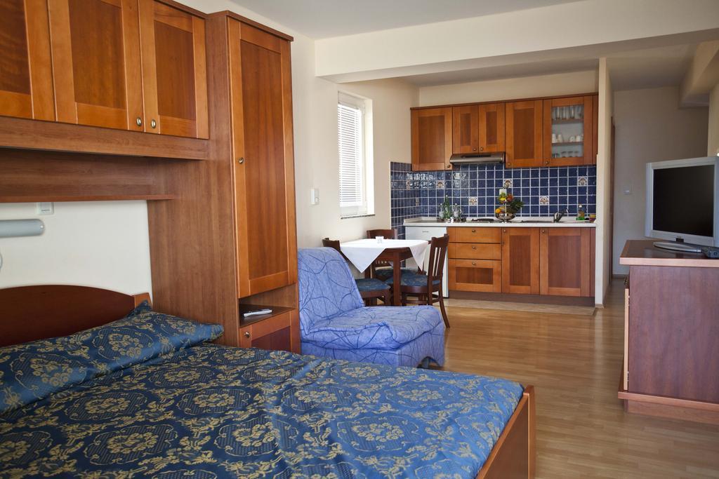 Studio Apartmani Bijeli Delfin Biograd Na Moru Habitación foto