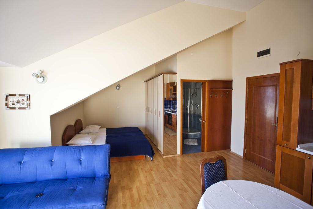 Studio Apartmani Bijeli Delfin Biograd Na Moru Habitación foto